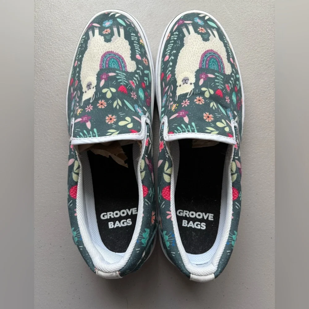 Groove Bags Floral Art Playful Llama Unisex Slip-On Sneakers